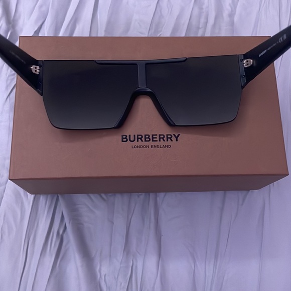 Burberry Mens Sunglasses - Picture 3 of 8